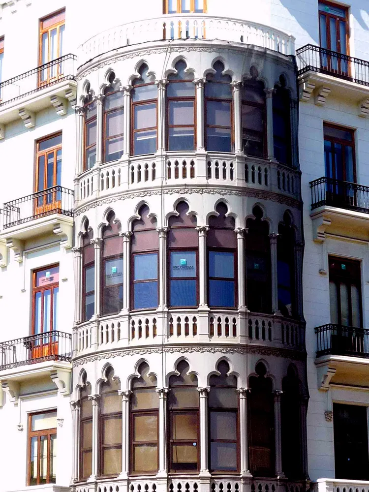 Fachada residencial del Edificio Suay en Valencia