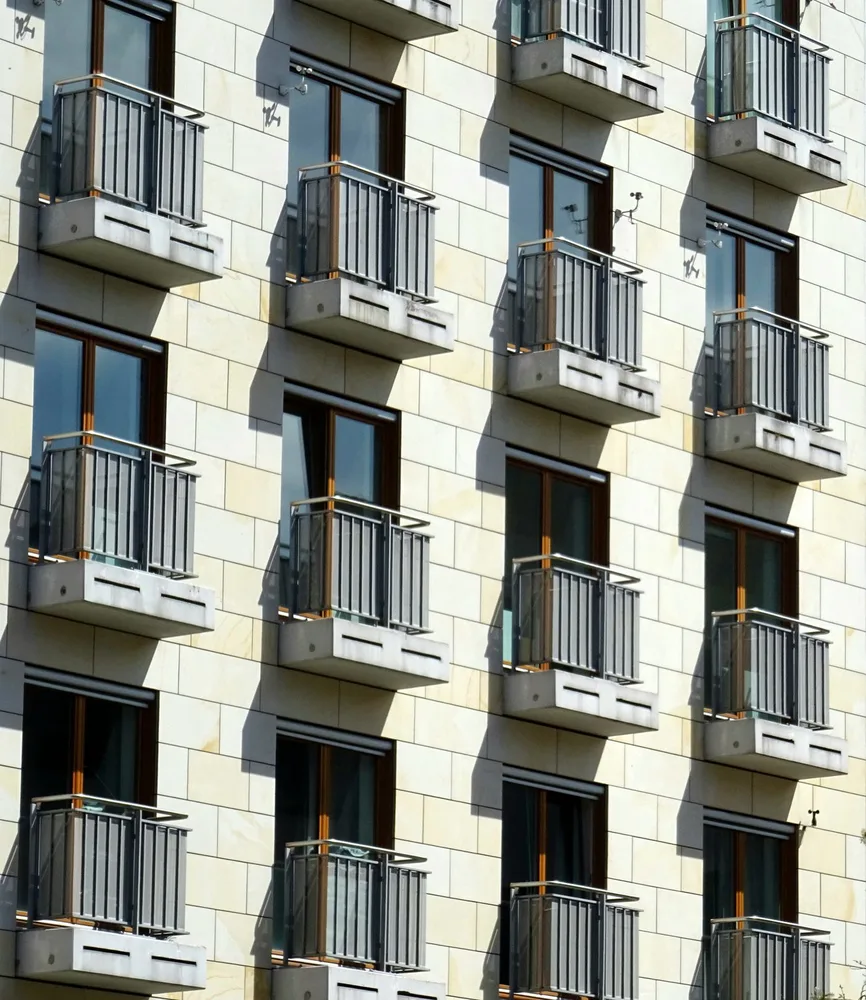 Fachada de un edificio residencial con balcones y ventanas