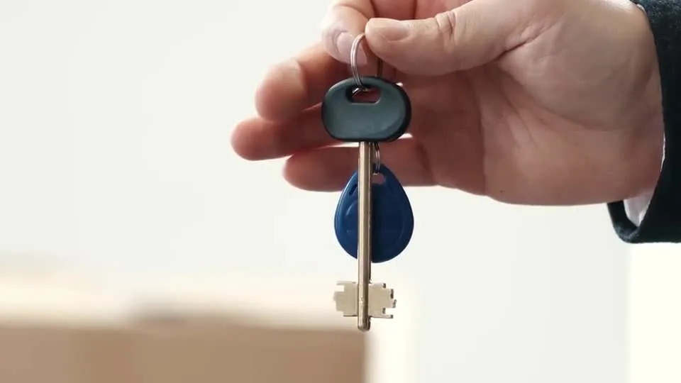 Primer plano de unas llaves durante una entrega