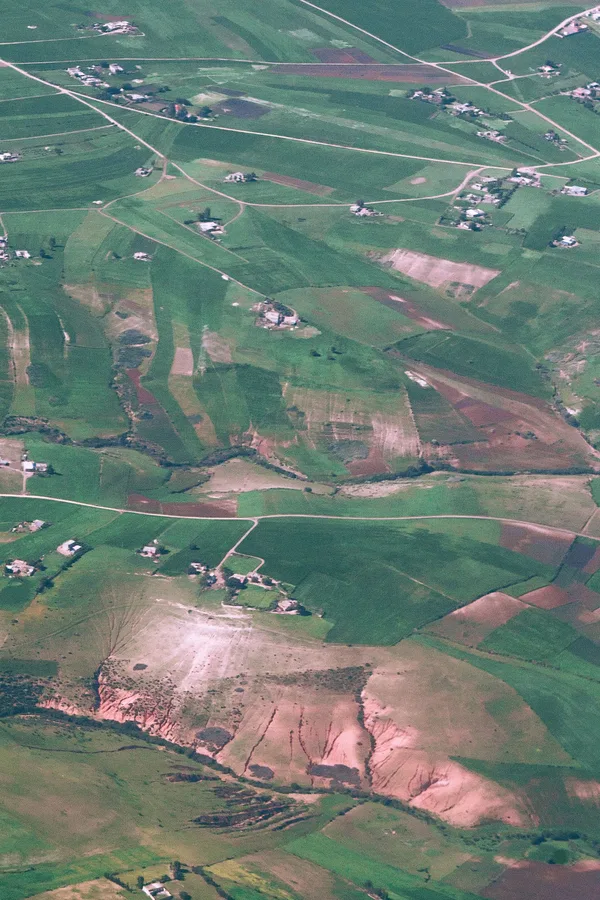 Vista aérea de viviendas y campos en un entorno rural