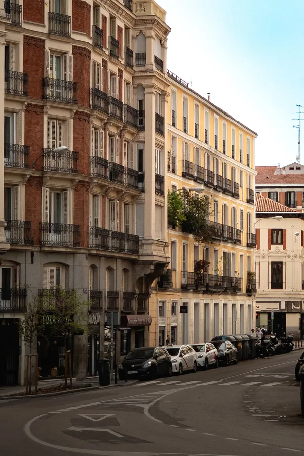 Calle de Madrid con edificios residenciales a ambos lados