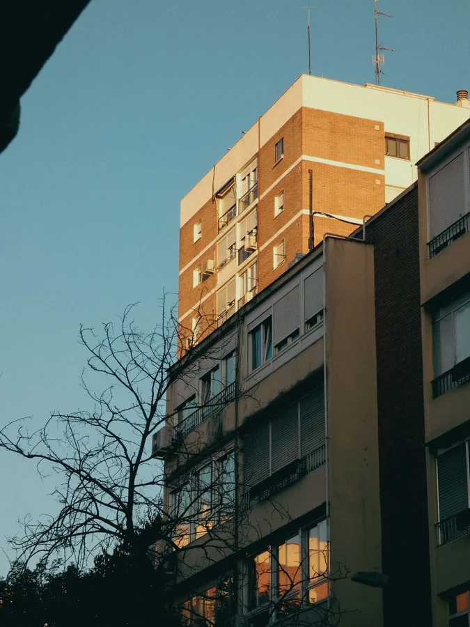 Edificio residencial de Madrid iluminado por el atardecer
